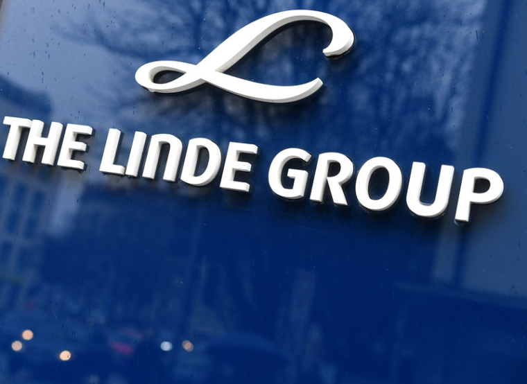 LINDE RELÈVE SA PRÉVISION DE BPA EN RAISON DES GAINS TIRÉS DE LA FUSION
