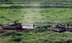 Des chars israéliens opèrent au Liban, près de la frontière israélo-libanaise, vue du côté israélien de la frontière dans le nord d'Israël