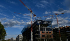 Des grues devant un chantier à Madrid, en Espagne, le 29 mars 2020 ( AFP / PIERRE-PHILIPPE MARCOU )