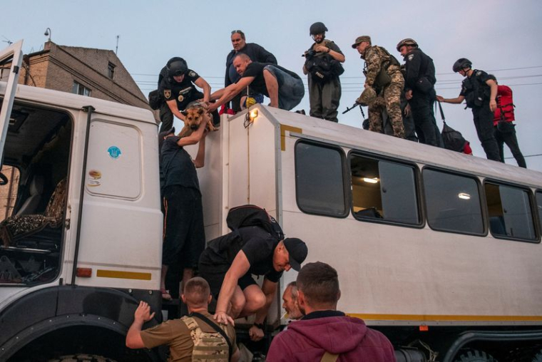 Les sauveteurs évacuent les résidents à Kherson, en Ukraine