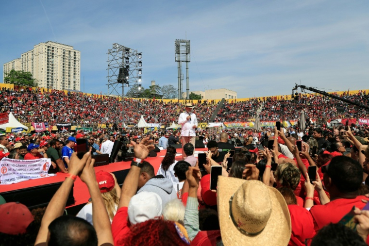 Le président brésilien Lula, candidat à sa réélection, s'adresse à ses soutiens dans un stade à Sao Bernardo do Campo (sud-est), le 16 août 2026 ( AFP / Miguel SCHINCARIOL )