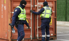 Des agents des douanes inspectent un conteneur maritime au port de Dunkerque, après une récente saisie record de cocaïne, le 27 mars 2026 dans le Nord  ( AFP / Francois LO PRESTI )