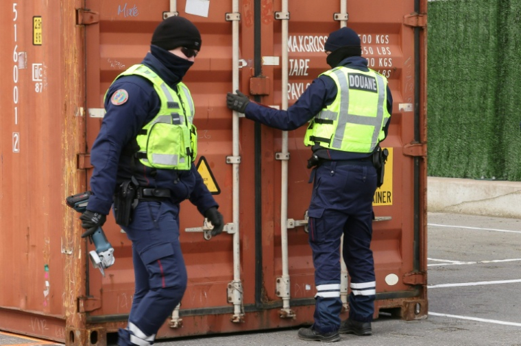 Des agents des douanes inspectent un conteneur maritime au port de Dunkerque, après une récente saisie record de cocaïne, le 27 mars 2026 dans le Nord  ( AFP / Francois LO PRESTI )