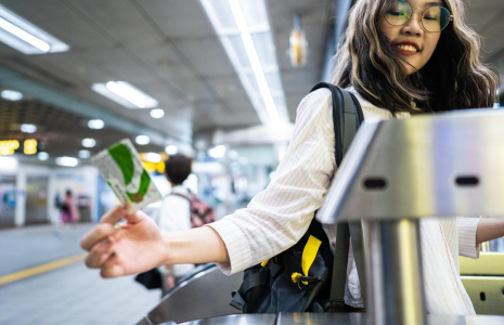 Les jeunes peuvent bénéficier de nombreux avantages et bons plans proposés par la région. ( crédit photo : Getty Images )