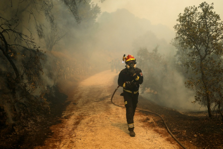Des pompiers combattent un incendie de forêt près de San Martín de Valdeiglesias, à environ 70 km à l’ouest de Madrid, le 26 juillet 2026 ( AFP / Oscar DEL POZO )