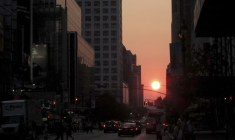 Des piétons traversent la 34e rue à Manhattan