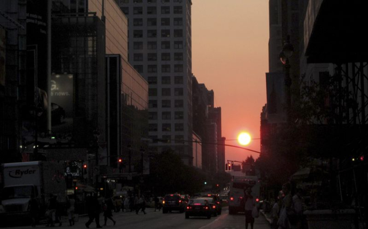 Des piétons traversent la 34e rue à Manhattan