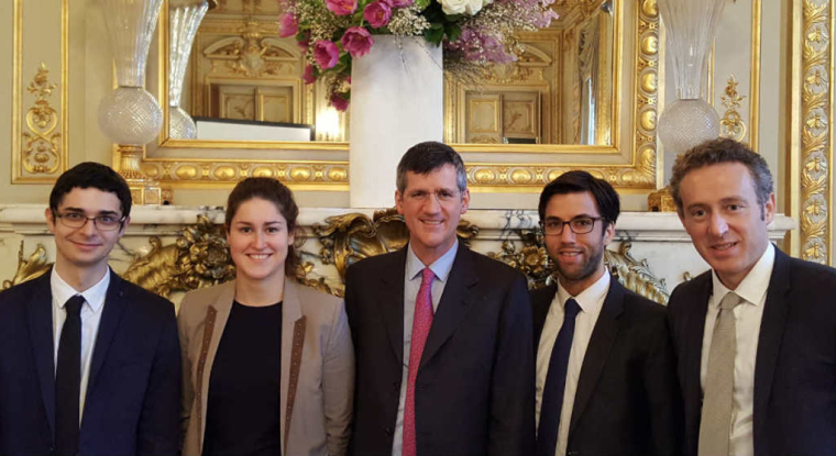 L’équipe de gestion du fonds Moneta Long Short, composée (de gauche à droite) de Mathieu Merceron, Lily Guicherd, Patrice Courty, Maxime Bouquet et Antoine Peyronnet. (© Moneta Asset Management)