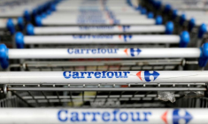 Des chariots de courses dans un supermarché Carrefour à Sao Paulo, Brésil