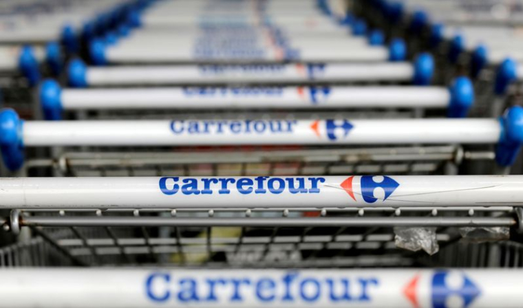 Des chariots de courses dans un supermarché Carrefour à Sao Paulo, Brésil