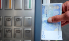 "Si nous entrons dans une spirale salaires-prix, la BCE devra augmenter les taux d'intérêt plus qu'elle ne l'aurait fait autrement",  prévient de le responsable de la BCE ( AFP / JEAN-SEBASTIEN EVRARD )