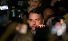 Flavio Bolsonaro, sénateur de droite et candidat à la présidentielle pour le Parti libéral (PL), réagit à l’annonce des résultats partiels de l’élection présidentielle à Brasilia, le 4 octobre 2026 ( AFP / Evaristo SA )