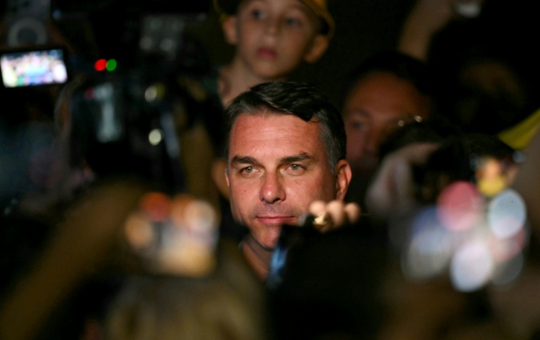 Flavio Bolsonaro, sénateur de droite et candidat à la présidentielle pour le Parti libéral (PL), réagit à l’annonce des résultats partiels de l’élection présidentielle à Brasilia, le 4 octobre 2026 ( AFP / Evaristo SA )