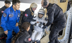 Photo diffusée par la Nasa montrant l'astronaute de l'ESA Sophie Adenot recevant de l'aide pour sortir du vaisseau spatial SpaceX Dragon Freedom, à bord du navire de récupération Shannon, après son amerrissage dans l'océan Pacifique au large de Los Angeles, le 8 octobre 2026 en Californie ( NASA / Keegan Barber )