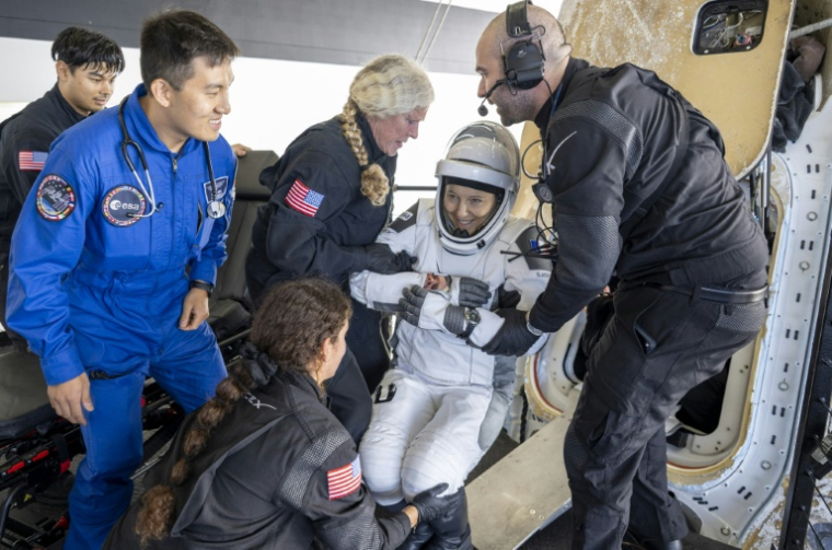 Photo diffusée par la Nasa montrant l'astronaute de l'ESA Sophie Adenot recevant de l'aide pour sortir du vaisseau spatial SpaceX Dragon Freedom, à bord du navire de récupération Shannon, après son amerrissage dans l'océan Pacifique au large de Los Angeles, le 8 octobre 2026 en Californie ( NASA / Keegan Barber )
