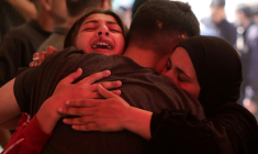 Des Palestiniens se prennent dans les bras à l'hôpital indonésien à Beit Lahia, dans le nord de la bande de Gaza, après la mort de proches dans une frappe israélienne à Jabalia, le 15 mai 2025 ( AFP / BASHAR TALEB )