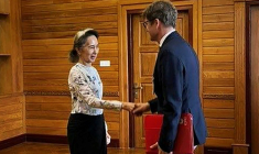 Cette photo, prise et diffusée le 3 août 2026 par le Bureau présidentiel de la presse et de l'information (PPIB) de Birmanie, montre l'ancienne dirigeante Aung San Suu Kyi (à gauche), détenue en résidence surveillée, lors d'un entretien avec Arnaud de Baecque, représentant résident du Comité international de la Croix-Rouge (CICR) en Birmanie, à Naypyidaw. ( Myanmar's Presidential Press and Information Bureau / Handout )