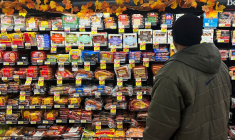Un client regarde des aliments exposés dans un supermarché à Chicago