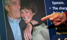 Une photo de Jeffrey Epstein et Ghislaine Maxwell montrée par une procureure américaine à New York le 2 juillet 2020 ( AFP / Johannes EISELE )