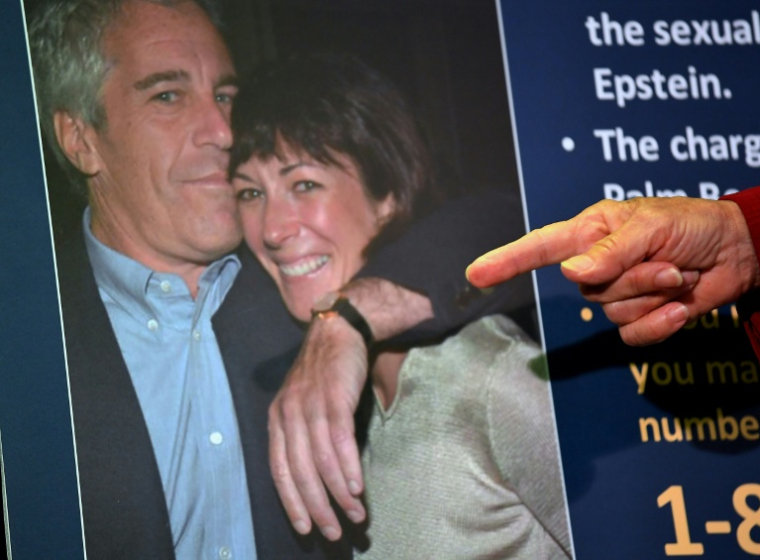 Une photo de Jeffrey Epstein et Ghislaine Maxwell montrée par une procureure américaine à New York le 2 juillet 2020 ( AFP / Johannes EISELE )