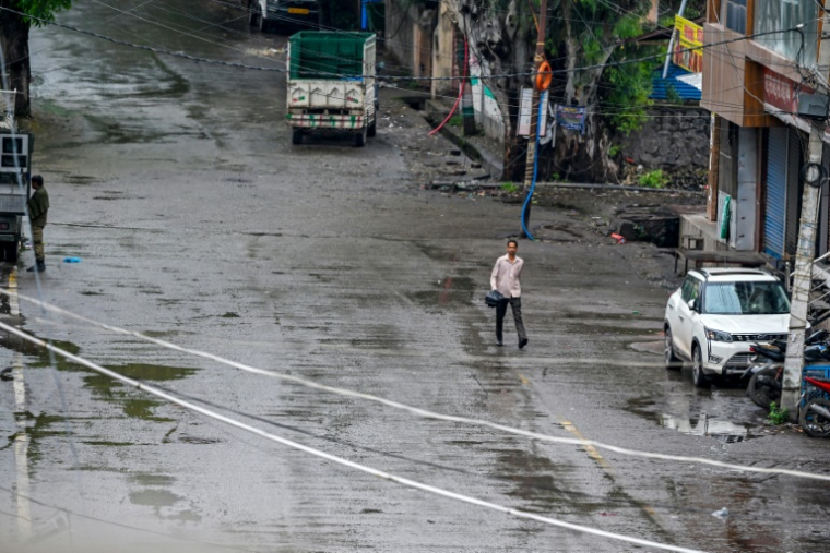 Dans une rue déserte de Poonch, en Inde, le 8 mai 2025 ( AFP / Punit PARANJPE )
