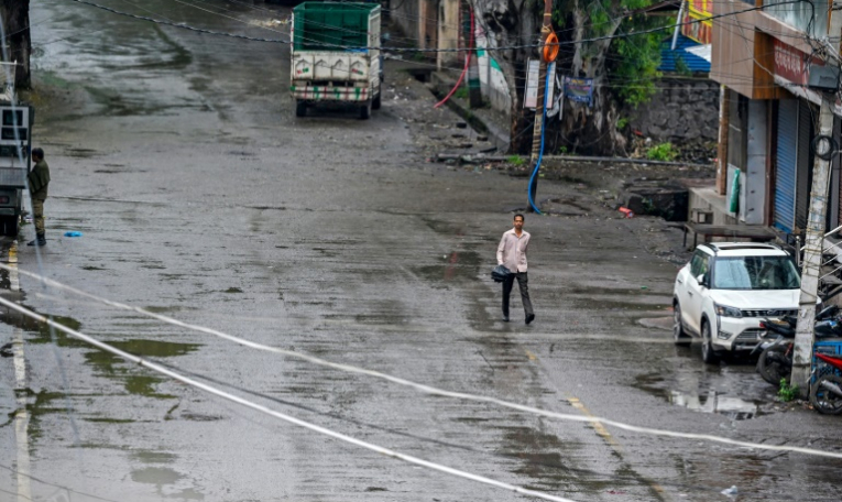 Dans une rue déserte de Poonch, en Inde, le 8 mai 2025 ( AFP / Punit PARANJPE )