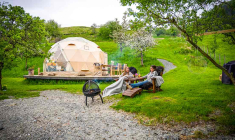 Le glamping, camping chic, ce sont les nouvelles tendances du tourisme : proposer aux vacanciers des lieux insolites en pleine nature, alliant respect de l'environnement, confort comme cette tente de luxe en Norvège. (© Innovation Norway)