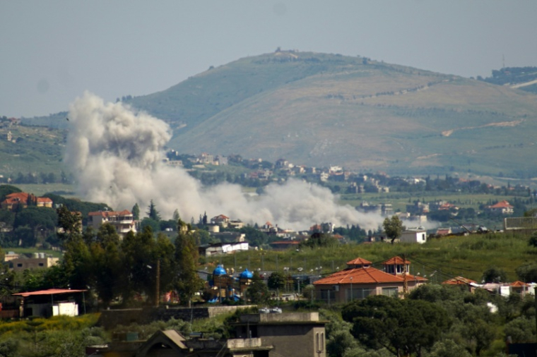 Des volutes de fumée s'échappent du village de Kfar Tibnite dans le sud du Liban après une frappe israélienne, le 11 mai 2026 ( AFP / Abbas Fakih )