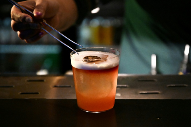 Un cocktail préparé au bar Barc à Katmandou le 2 juillet 2025 ( AFP / Prakash MATHEMA )