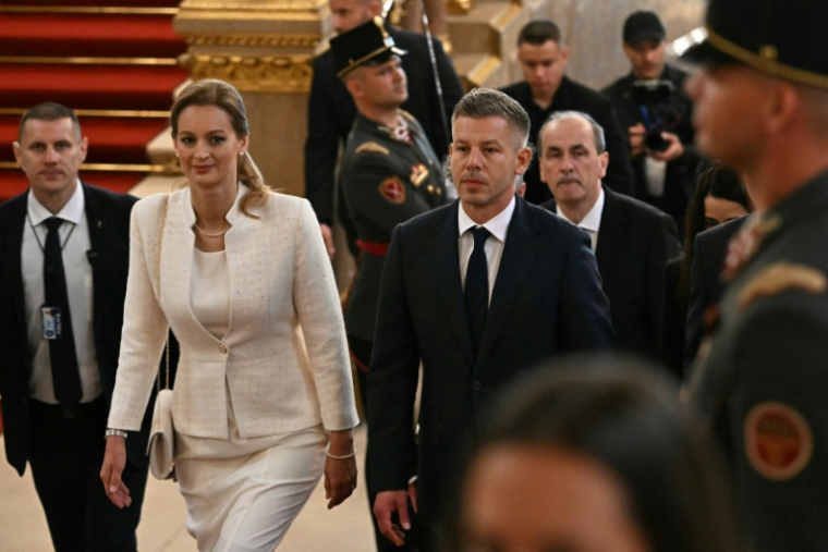 Peter Magyar (d) Agnes Forsthoffer, future présidente du Parlement, arrivent à l'assemblée, à Budapest, le 9 mai 2026 ( AFP / Attila KISBENEDEK )