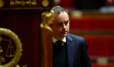 Le Premier ministre français Sébastien Lecornu arrive pour prononcer un discours lors de la première discussion générale sur le projet de loi de finances 2026 (première partie - PLF 2026) pendant une session à l'Assemblée nationale à Paris