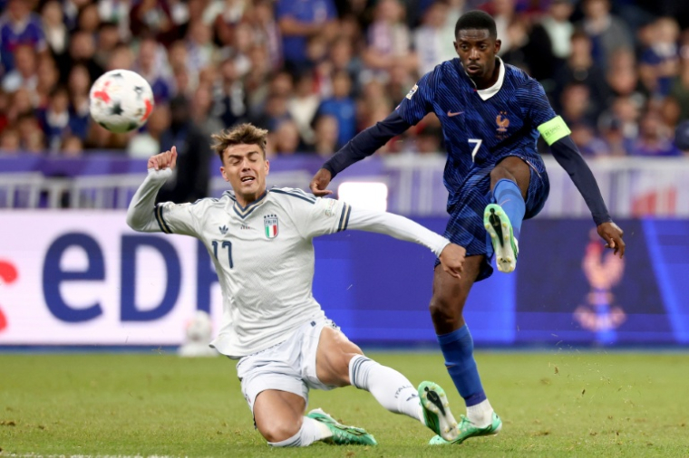 Le Français Ousmane Dembelé (à droite) au duel avec l'Italien Daniel Maldini (à gauche), à l'occasion du match nul entre la France et l'Italie comptant pour la 3e journée de la Ligue des nations, le 2 octobre 2026 à Saint-Denis ( AFP / FRANCK FIFE )