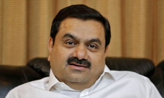 Le milliardaire indien Adani s'exprime lors d'une interview avec Reuters à son bureau d'Ahmedabad.