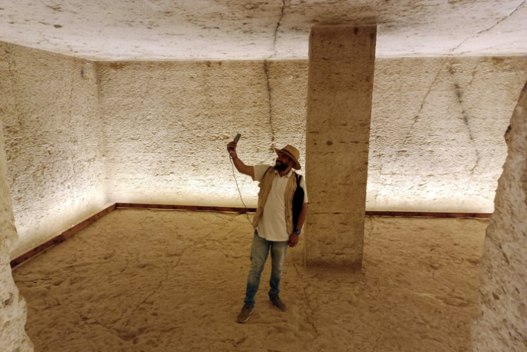 Un touriste visite le tombeau du roi Amenhotep III dans la Vallée des Rois, près de la ville de Louxor, lors de son ouverture officielle au public après des années de restauration, le 4 octobre 2025 en Egypte ( AFP / - )