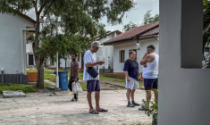 Des migrants expulsés des États-Unis vers la République démocratique du Congo (RDC) se rassemblent pour discuter dans un espace extérieur commun d'un hôtel de Kinshasa, le 22 avril 2026 ( AFP / Glody MURHABAZI )