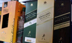 Photo d'archives: Des bouteilles de whisky Johnnie Walker, une marque de Diageo, sont mises en vente à Manhattan