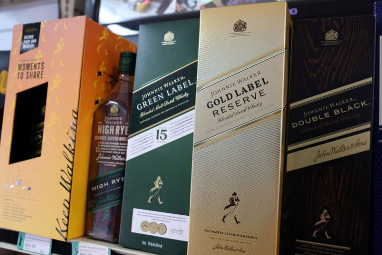 Photo d'archives: Des bouteilles de whisky Johnnie Walker, une marque de Diageo, sont mises en vente à Manhattan