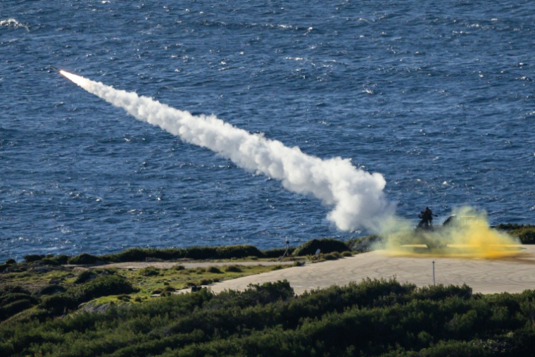 Une roquette est tirée depuis un lance-roquettes unitaire (LRU) lors de l'exercice "Toll 25", mené par la 19e brigade d'artillerie de l'armée française, visant à améliorer l'appui-feu dédié aux opérations de pénétration en profondeur, sur le site de tir de l'Île du Levant de la DGA française, le 25 novembre 2025 sur la Côte d'Azur ( AFP / CLEMENT MAHOUDEAU )
