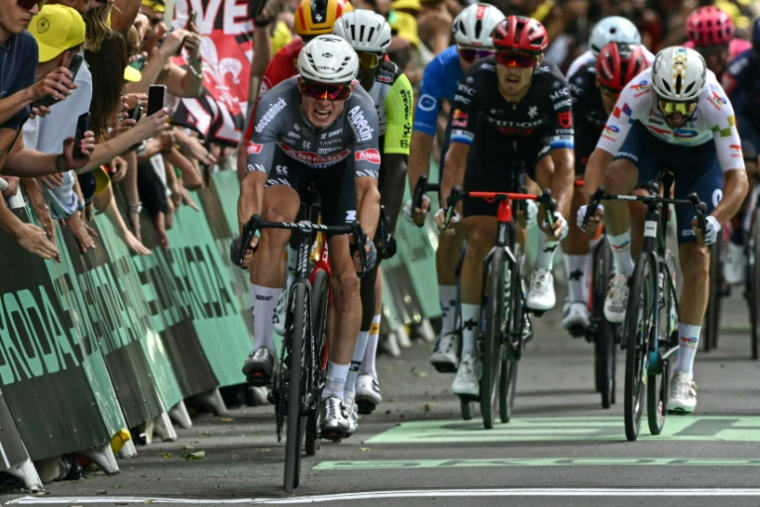 Jasper Philipsen, au premier plan, lors de sa victoire au sprint à l'arrivée de la première étape du Tour de France, le 5 juillet 2025 à Lille ( AFP / Loic VENANCE )