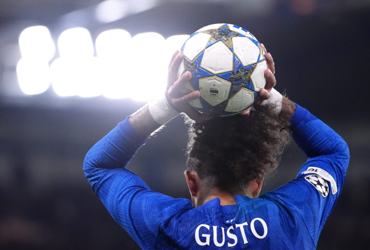 Pourquoi la longue touche est-elle devenue à la mode en Premier League ?