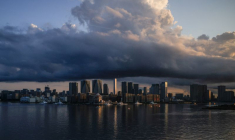 PHOTO DE FICHIER : L'horizon de la ville et le port sont vus au lever du soleil depuis la fenêtre d'un bus de quarantaine pendant les Jeux olympiques de Tokyo 2020 à Tokyo, au Japon