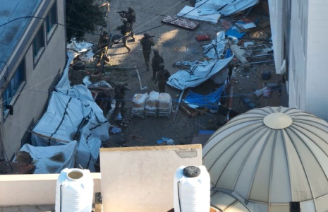 Des soldats israéliens conduisant des opérations militaires dans l'hôpital Al Chifa de Gaza