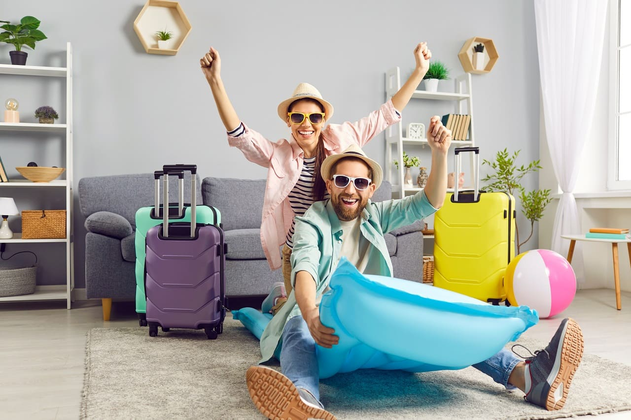 (Couple prêt à partir en vacances avec ton son équipement pour bien voyager - Crédits photo : Adobe Stock)