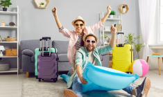 (Couple prêt à partir en vacances avec ton son équipement pour bien voyager - Crédits photo : Adobe Stock)