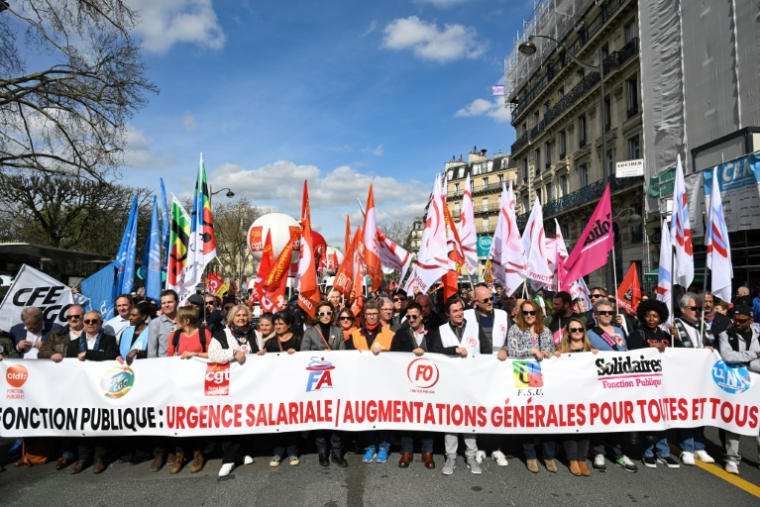 Des membres des syndicats CFE-CGC, Unsa, FSU, CGT, CFDT, FO, SUD, le 19 mars 2024 à Paris ( AFP / Bertrand GUAY )