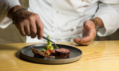 Philippe Etchebest est devenu une star depuis son succès dans «Cauchemar en cuisine» et «Top Chef». crédit photo : Facebook Philippe Etchebest