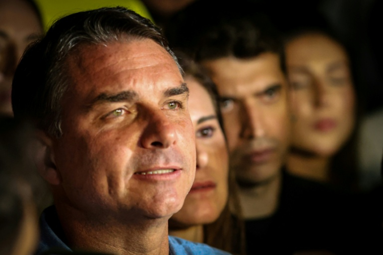 Le candidat conservateur à la présidentielle du Brésil, Flavio Bolsonaro, le 4 octobre 2026 à Brasilia, au Brésil ( AFP / Sergio LIMA )