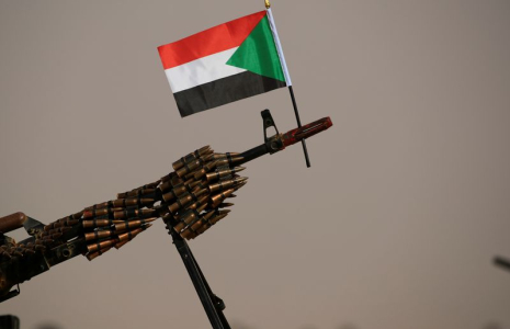Le drapeau national soudanais est attaché à une mitrailleuse