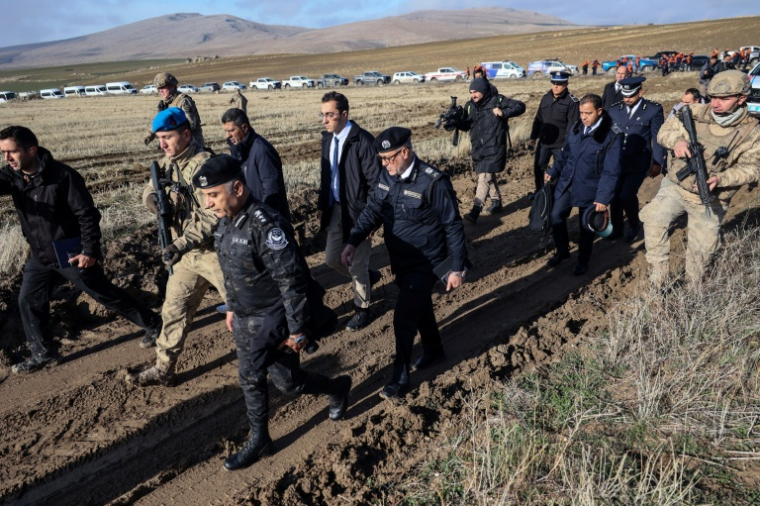 Des membres d'une délégation militaire libyennesur le site du crash d'un avion à destination de la Libye, transportant le chef d'état-major libyen, le général Mohamed Al-Haddad, retrouvé à 2 kilomètres au sud du village de Kesikkavak, près d'Ankara, le 24 décembre 2025 en Turquie ( AFP / ADEM ALTAN )