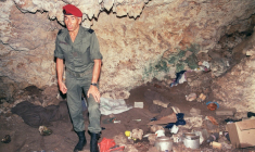 Le général Jacques Vidal pose le 6 mai 1988 dans la grotte de Gossanah, à Ouvéa, en Nouvelle-Calédonie, au lendemain de l'assaut du 05 mai 1988 a fait 21 morts, 19 Kanaks et deux militaires ( AFP / - )